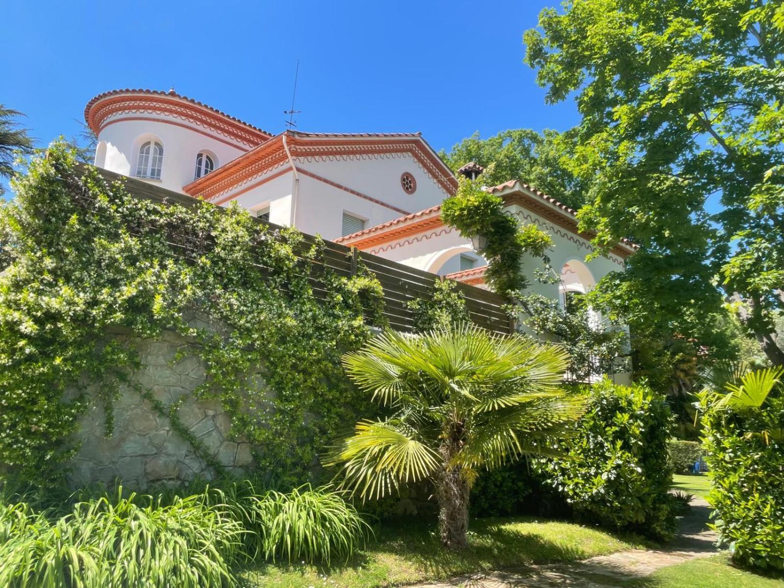 Espectacular Casa Chateau En El Centro De Olot Exterior foto