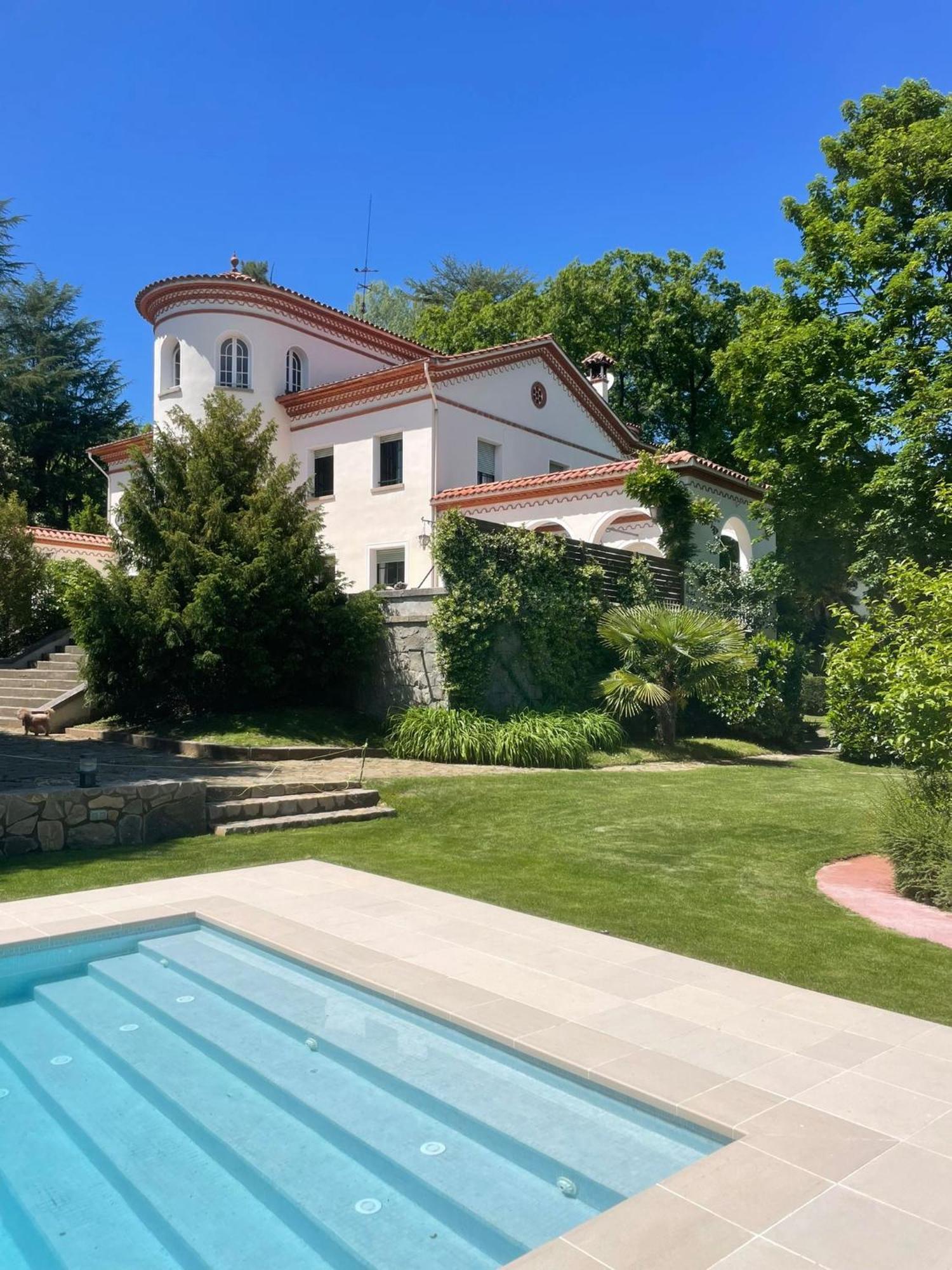 Espectacular Casa Chateau En El Centro De Olot Exterior foto