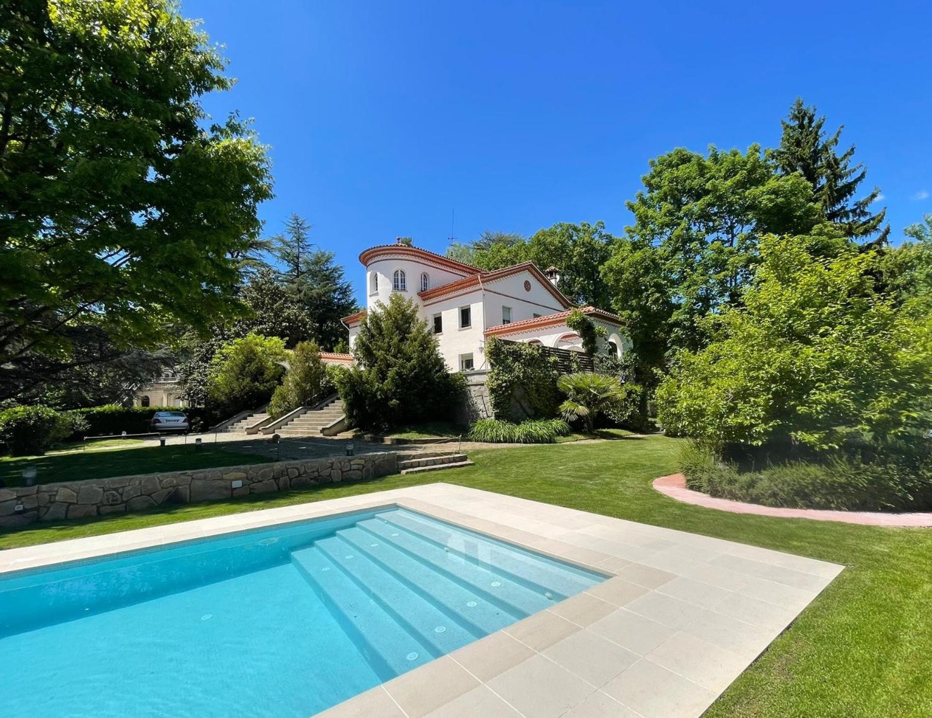 Espectacular Casa Chateau En El Centro De Olot Exterior foto